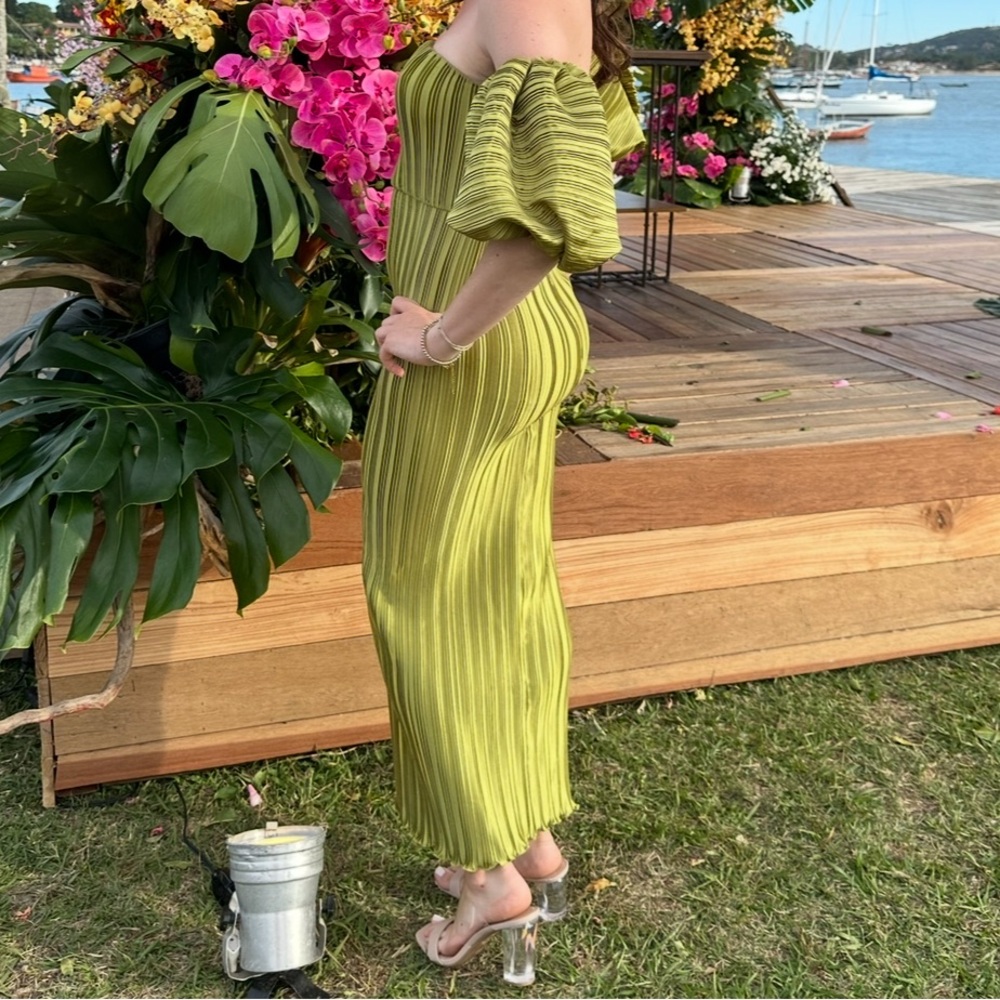 Elegant Green Off-Shoulder Dress - Picture 2 of 5